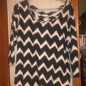 Quarter sleeve chevron top